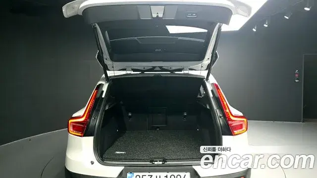 Volvo XC40 2023 — Şəkil 29/31