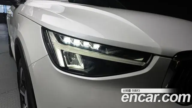 Volvo XC40 2023 — Şəkil 14/31