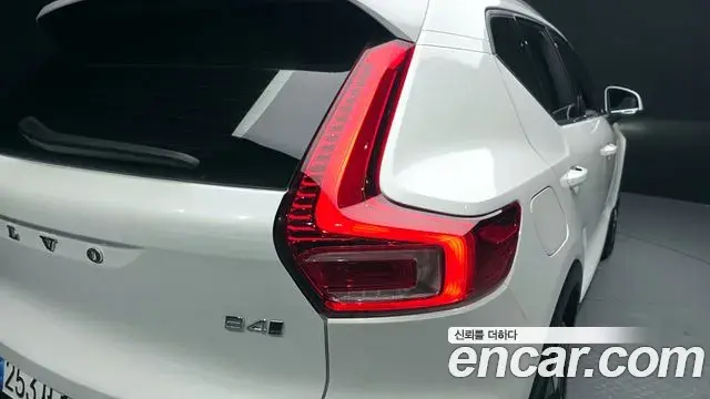 Volvo XC40 2023 — Şəkil 6/31