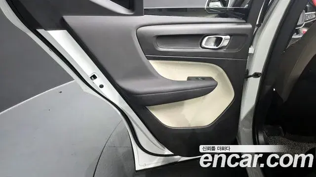 Volvo XC40 2023 — Şəkil 18/31