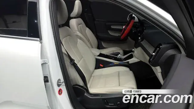 Volvo XC40 2023 — Şəkil 17/31