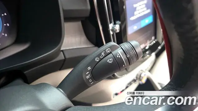 Volvo XC40 2023 — Şəkil 9/31