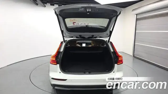 Volvo V60 Cross Country 2023 — Photo 18/20