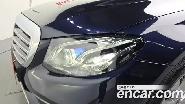 Mercedes-Benz E-Class 2019 — Şəkil 25/30