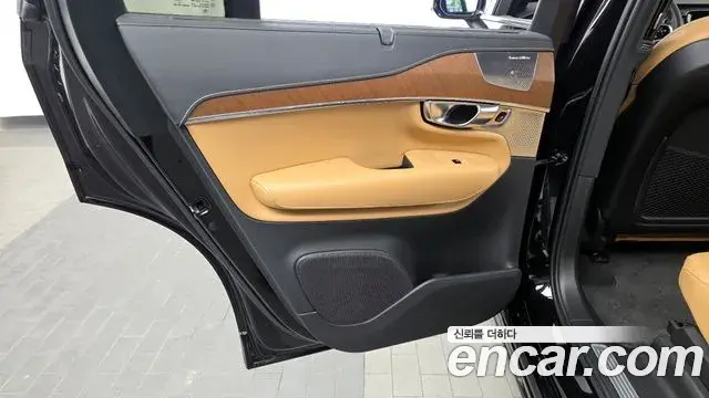 Volvo XC90 2019 — ფოტო 23/37