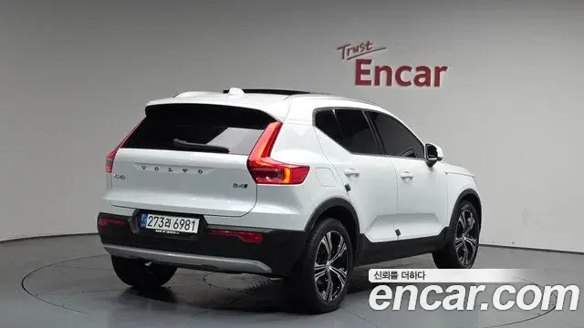 Volvo XC40 2021 — Photo 21/31