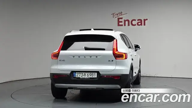 Volvo XC40 2021 — Photo 9/31
