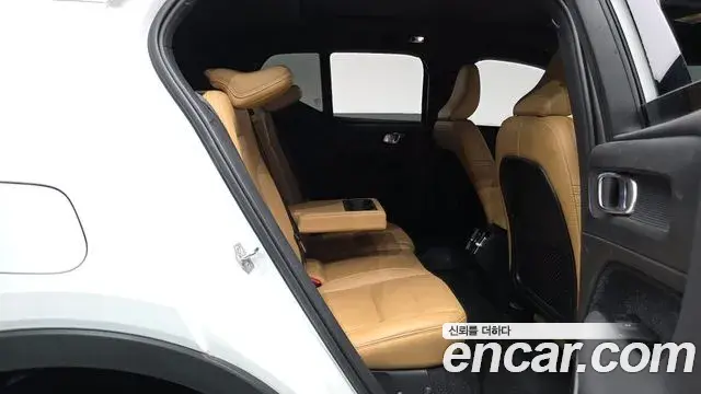 Volvo XC40 2021 — Photo 25/31