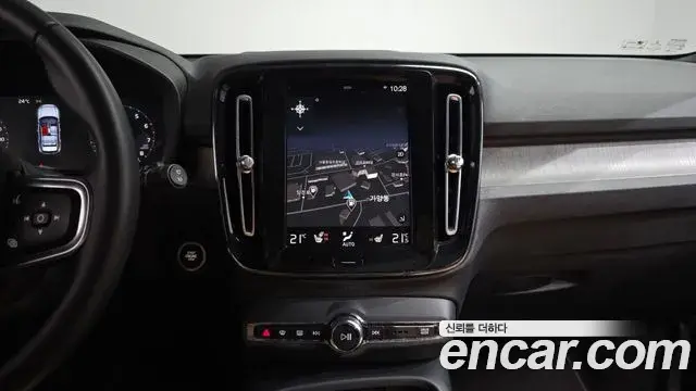 Volvo XC40 2021 — Photo 20/31