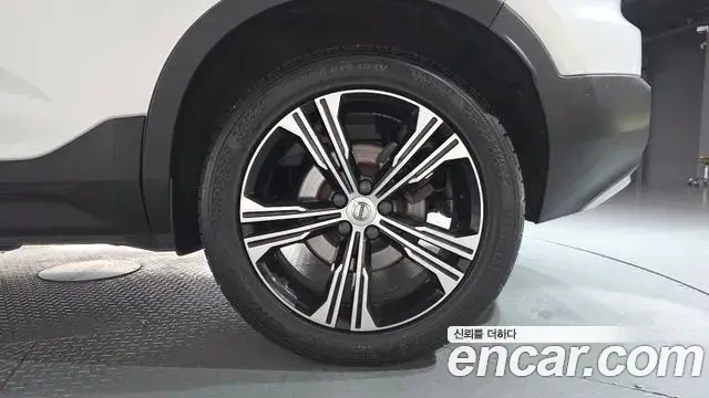 Volvo XC40 2021 — Photo 16/31