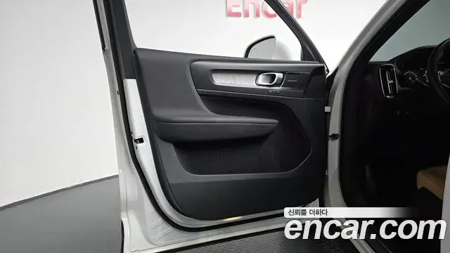 Volvo XC40 2021 — Photo 17/31