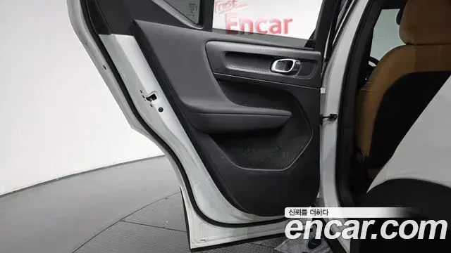 Volvo XC40 2021 — Photo 24/31