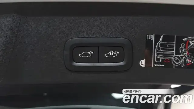 Volvo XC40 2021 — Photo 15/31