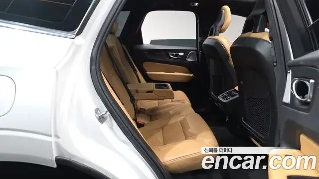 Volvo XC60 2018 — Фото 11/20