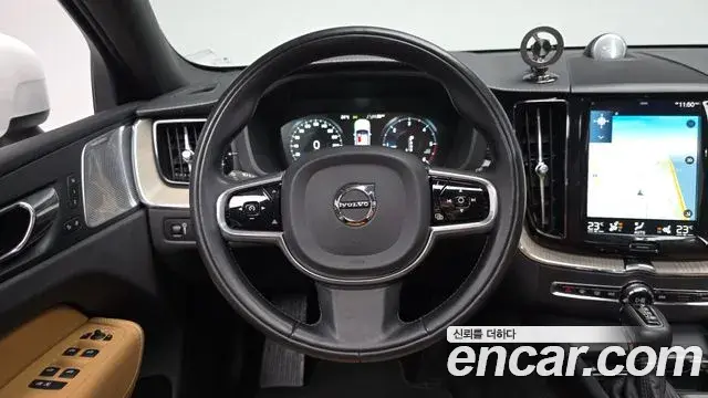 Volvo XC60 2018 — Фото 12/20