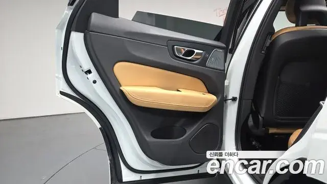 Volvo XC60 2018 — Şəkil 24/34