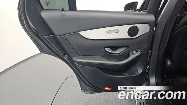 Mercedes-Benz GLC-Class 2018 — Şəkil 33/34