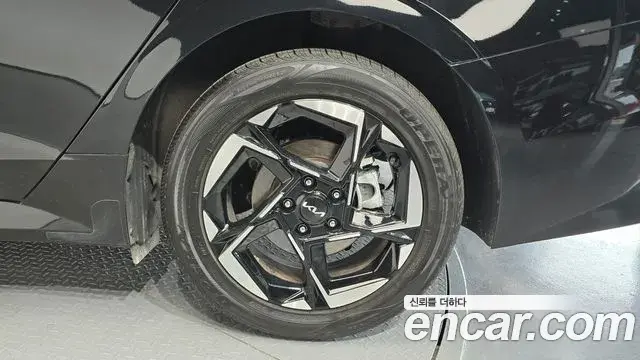 Kia K5 2024 — Şəkil 14/31