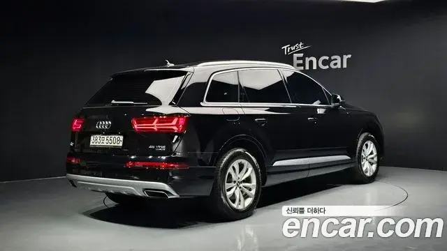 Audi Q7 2019 — ფოტო 25/30