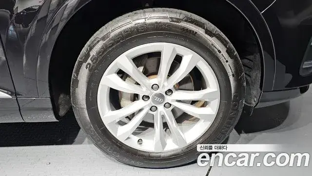Audi Q7 2019 — ფოტო 27/30
