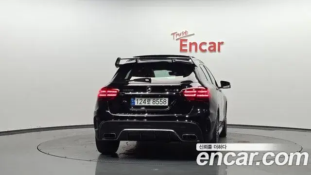 Mercedes-Benz GLA-Class 2018 — Şəkil 8/32