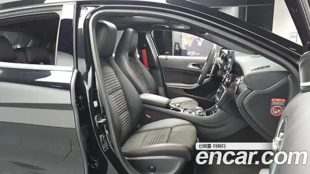 Mercedes-Benz GLA-Class 2018 — Şəkil 28/32