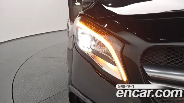 Mercedes-Benz GLA-Class 2018 — Şəkil 11/32