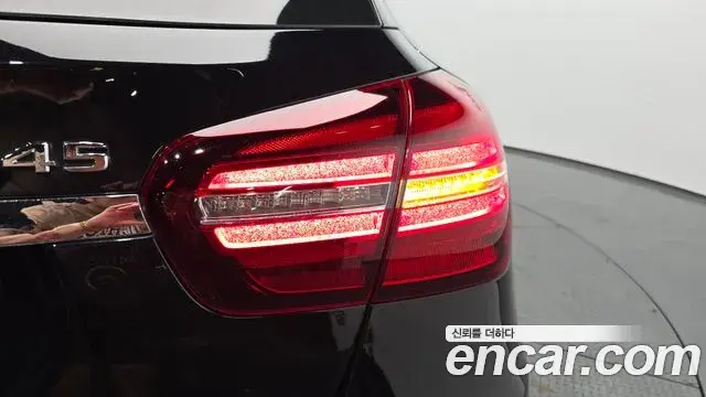 Mercedes-Benz GLA-Class 2018 — Şəkil 10/32