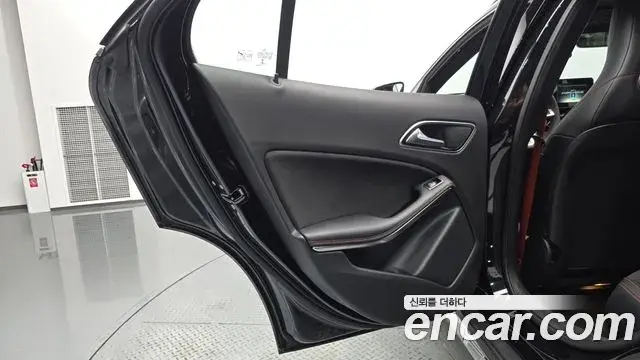 Mercedes-Benz GLA-Class 2018 — Şəkil 2/32