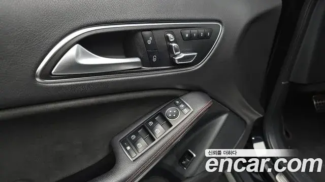 Mercedes-Benz GLA-Class 2018 — Şəkil 19/32