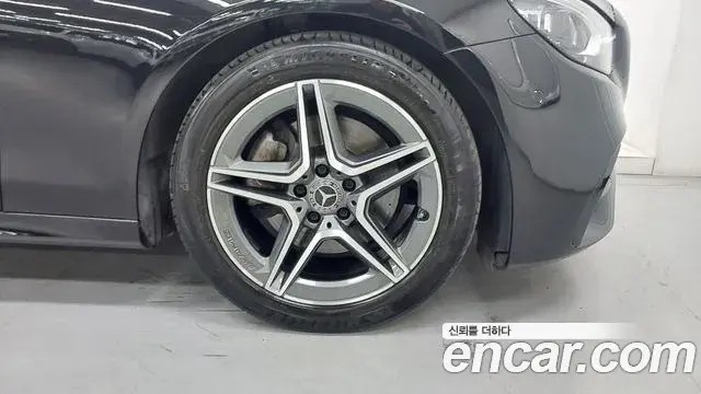 Mercedes-Benz E-Class 2023 — ფოტო 4/17
