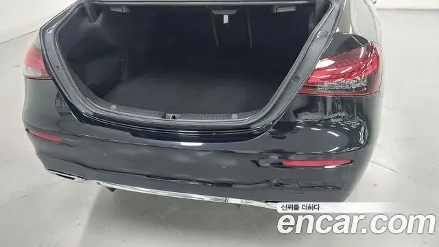 Mercedes-Benz E-Class 2023 — ფოტო 16/17