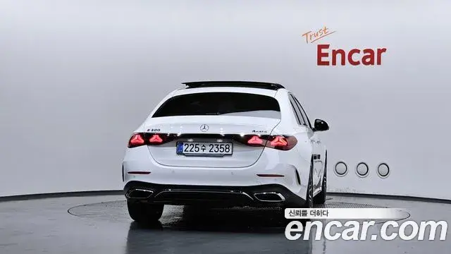 Mercedes-Benz E-Class 2025 — Photo 4/20