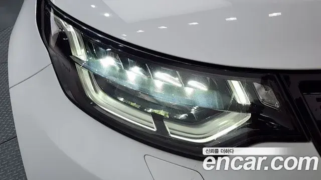 Land Rover Discovery 5 2018 — ფოტო 17/39