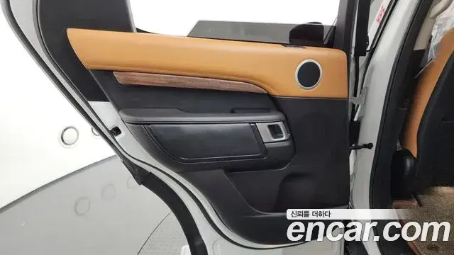 Land Rover Discovery 5 2018 — ფოტო 34/39