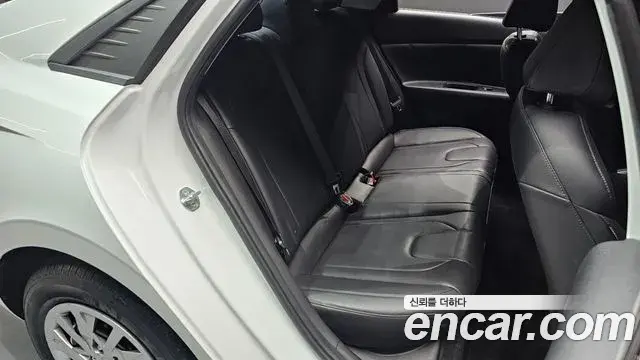 Hyundai The New Avante Hybrid 2021 — Photo 12/30