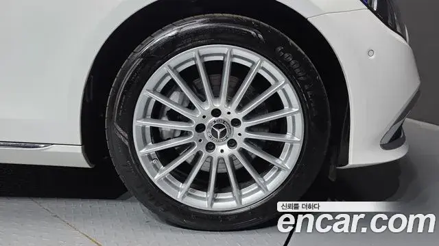 Mercedes-Benz E-Class 2022 — Şəkil 17/31