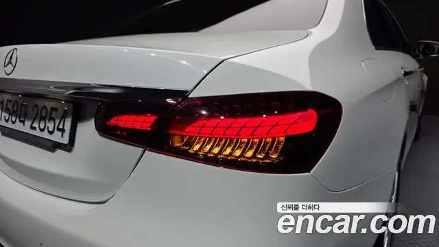Mercedes-Benz E-Class 2022 — Şəkil 30/31