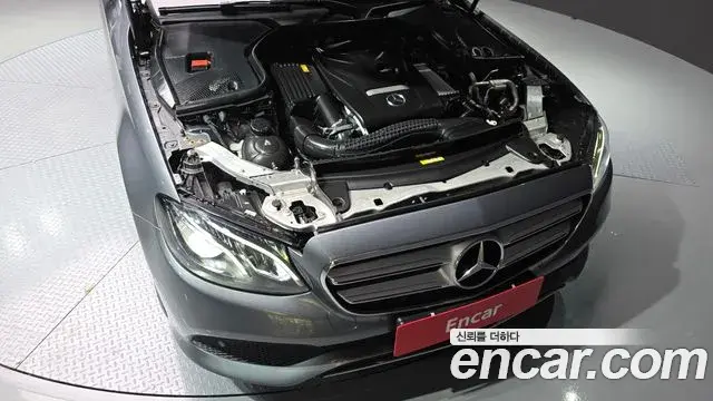 Mercedes-Benz E-Class 2019 — Şəkil 28/32