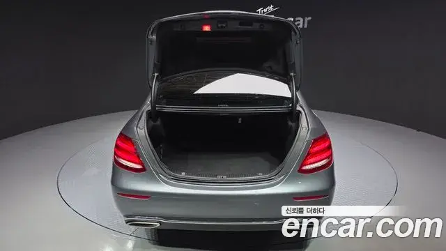 Mercedes-Benz E-Class 2019 — Şəkil 31/32