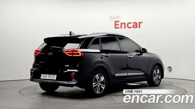 Kia Niro 2019 — ფოტო 19/20