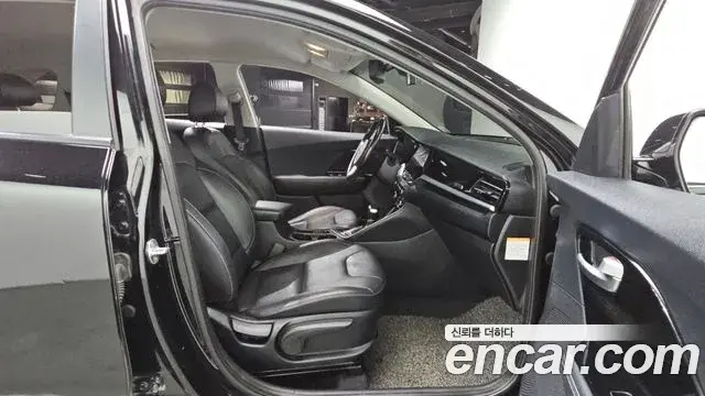Kia Niro 2019 — ფოტო 8/20