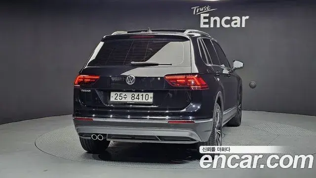 Volkswagen Tiguan 2018 — Şəkil 11/20
