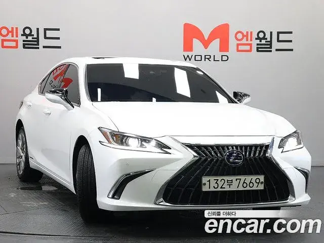 Lexus ES300h 2022 — ფოტო 8/20