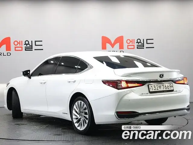 Lexus ES300h 2022 — ფოტო 17/20
