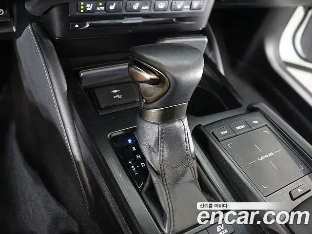 Lexus ES300h 2022 — ფოტო 4/20