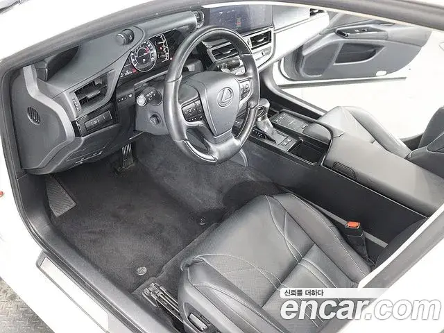 Lexus ES300h 2022 — ფოტო 19/20