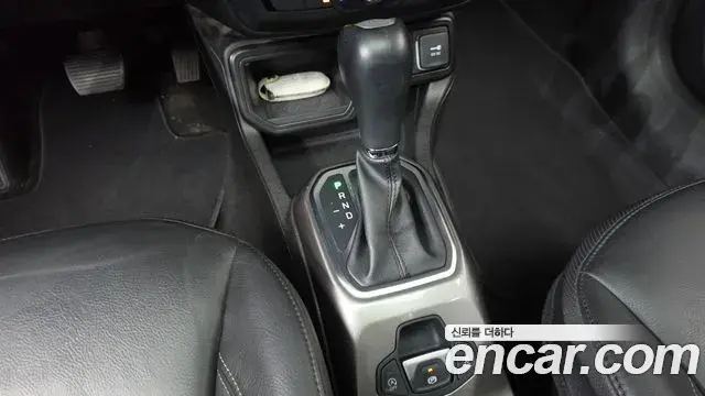Jeep Renegade 2020 — ფოტო 13/32