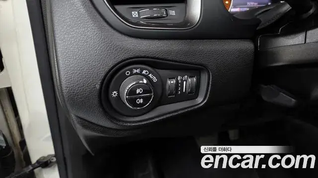 Jeep Renegade 2020 — ფოტო 22/32