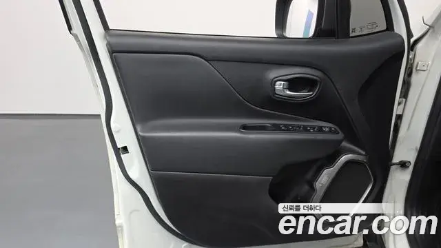 Jeep Renegade 2020 — ფოტო 15/32